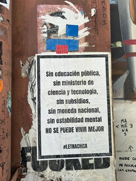 Cartaz pelas ruas de Buenos Aires diz que sem ciência e recursos não é possível viver 