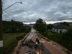 Chuvas deixam 8 mortos e mais de mil desabrigados no RS