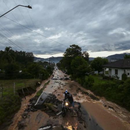 Rio Grande Sul está em situação de calamidade pública devido às chuvas que começaram na semana passada - 30.abr.2024-Gustavo Ghisleni/AFP
