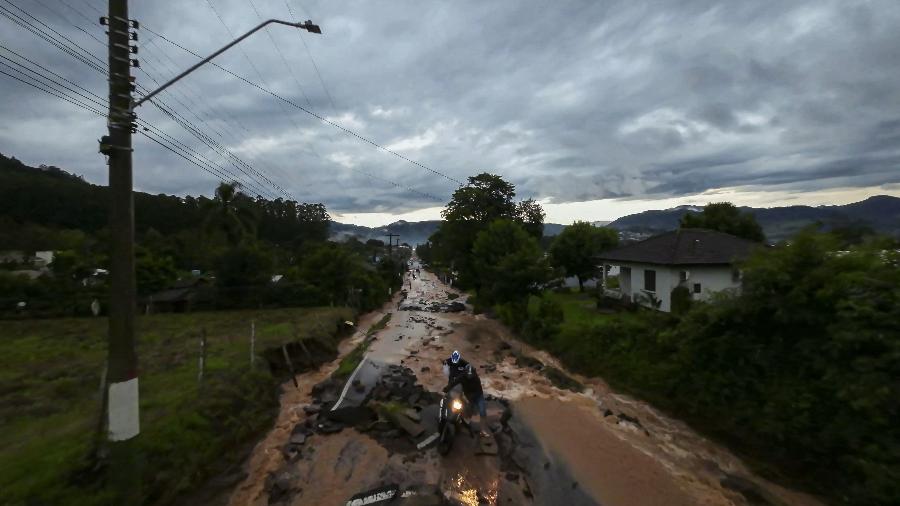 Estrada danificada pelas chuvas em Encantado, no Rio Grande do Sul
