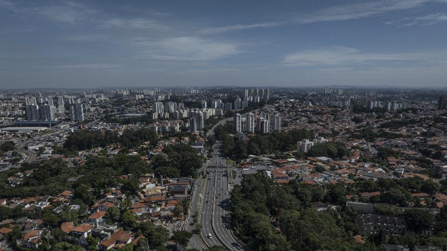 Trecho urbano da rodovia Raposo Tavares é rodeada por áreas residenciais e de vegetação - Bruno Santos/Folhapress