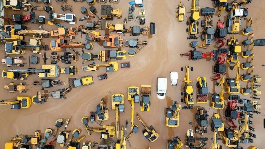 Imagem aérea mostra tratores perto do Guaíba em Porto Alegre no domingo (5/5)