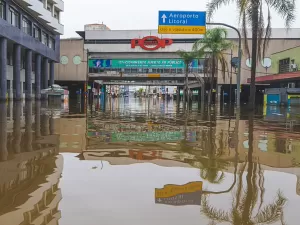 Porto Alegre anuncia retomada parcial das aulas em meio à enchente