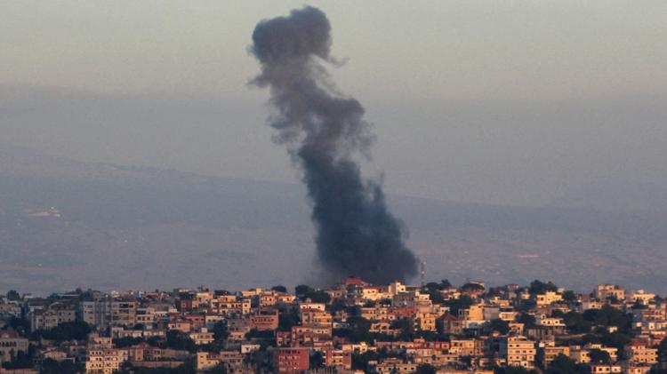 Fumaça em local de ataque aéreo israelense que teve como alvo a vila de Khiam, no sul do Líban