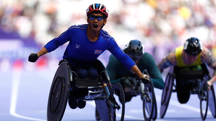 O tailandês Chaiwat Rattana vence a final dos 100m - T34 nos Jogos Paralímpicos, em Paris