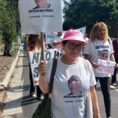 Vestindo camisa com foto do filho, Deusa Cordeiro cobrou justiça para Thiago