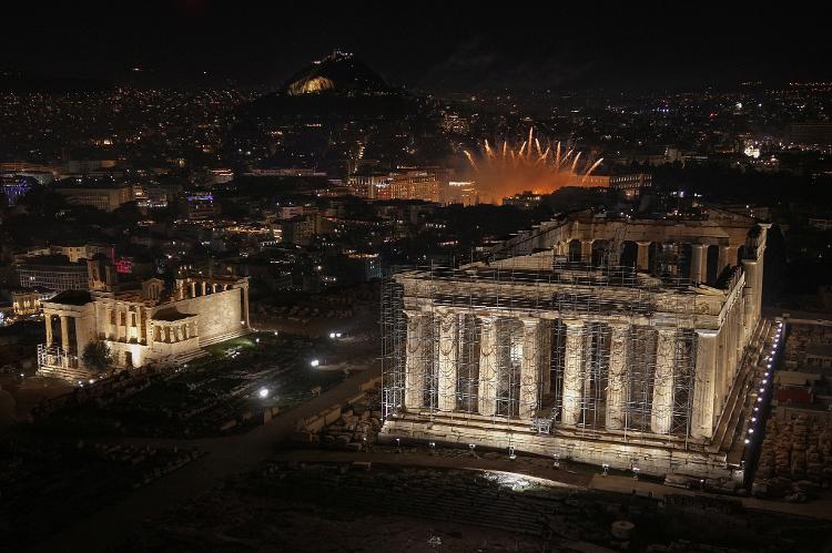 Visão de drone mostra fogos de artifício atrás do antigo templo do Partenon nos primeiros minutos deste 1º de janeiro