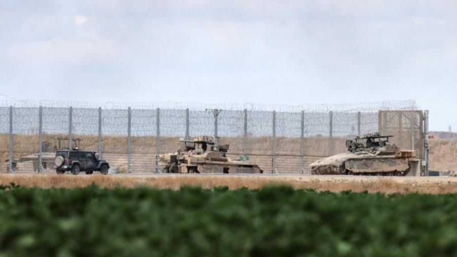 4.mai.2025 - Veículos do Exército de Israel tomam posição na fronteira com a Faixa de Gaza 4.mai.2025 - Veículos do Exército de Israel tomam posição na fronteira com a Faixa de Gaza