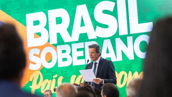 Fernando Haddad, ministro da Fazenda, denunciou a 'milícia antidiplomática' da extrema direita. Eduardo Bolsonaro disse não ter relação com adiamento de reunião sobre tarifaço com EUA