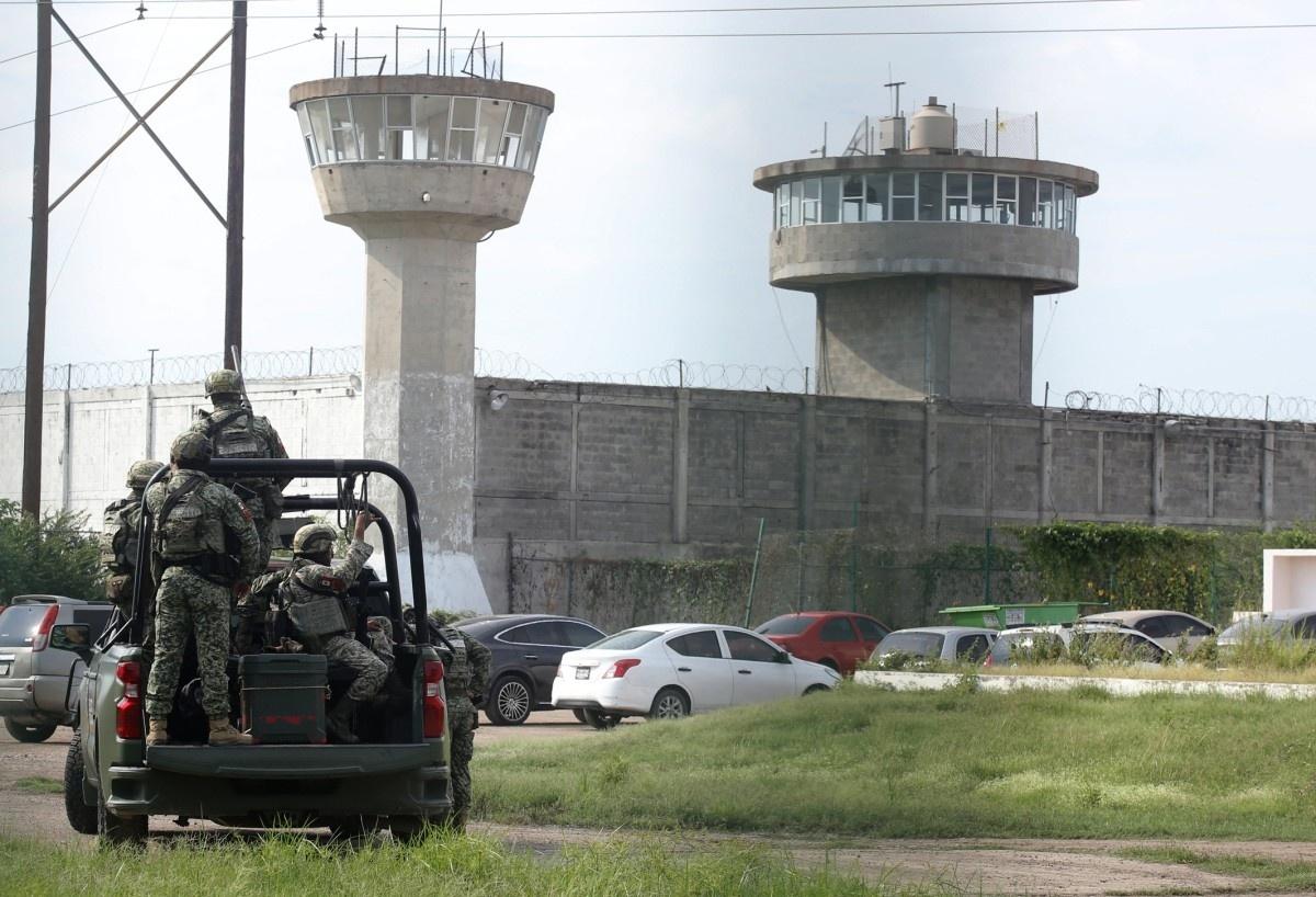 Membros do Exército Mexicano fazem a guarda em frente à prisão de El Castillo - undefined