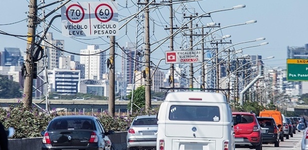 Placas mostram novos limites de velocidade na Marginal Tietê - Marlene Bergamo/Folhapress