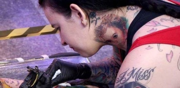 A tatuadora Flavia Carvalho foi vítima de violência quando adolescente e agora cobre cicatrizes para ajudar outras mulheres - Arquivo pessoal