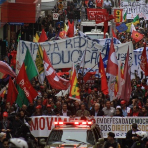 Manifestantes se reuniram no centro de Porto Alegre (RS), em protesto pela "defesa da liberdade e da democracia" - José Carlos Daves/Futura Press/Estadão Conteúdo