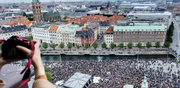 Na Dinamarca, milhares de pessoas reuniram-se na capital do país, Copenhague, no último sábado (12), para protestar a favor dos refugiados - Reuters