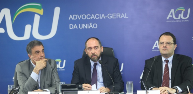 Da esq. para dir.: Os ministros Luis Inácio Adams (Advocacia-Geral da União), José Eduardo Cardozo (Justiça)   e Nelson Barbosa (Planejamento) concedem entrevista coletiva para falar sobre o julgamento das contas do governo pelo Tribunal de Contas da União - Alan Marques - 4.out.2015/Folhapress 