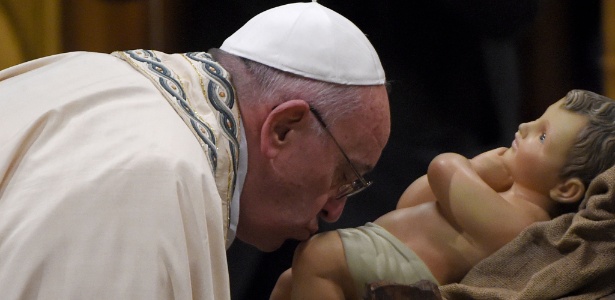 31.dez.2015 - Papa Francisco beija escultura do bebê Jesus em agradecimento ao ano que passou