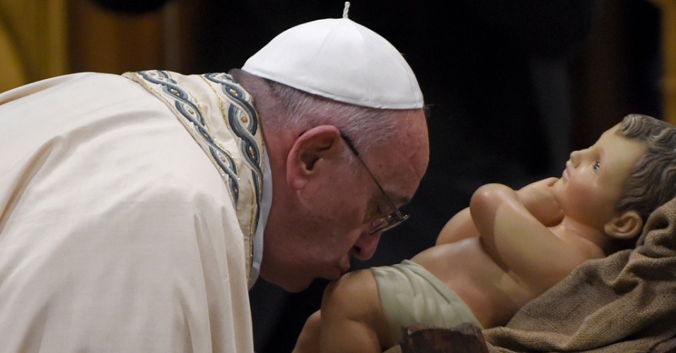 31.dez.2015 - Papa Francisco beija escultura do bebê Jesus em agradecimento ao ano que passou