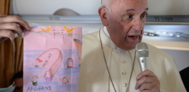 Papa Francisco mostra desenhos feitos por crianças refugiadas em seu voo de volta a Roma - Filippo Monteforte/AFP