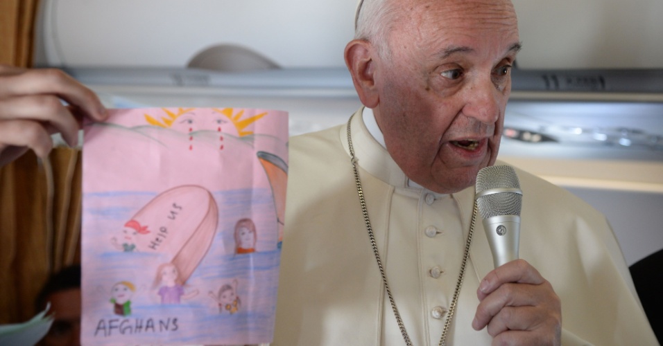 16.abr.2016 - Papa Francisco mostra desenhos feitos por crianças refugiadas em seu voo de volta a Roma. O pontífice visitou o campo de refugiados de Moria, na Ilha de Lesbos, na Grécia 