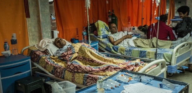Pacientes descansam nos corredores de hospital público em Mérida, na Venezuela  - Meridith Kohut/The New York Times