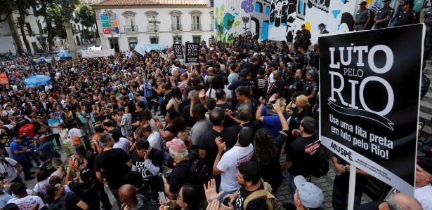 9.nov.2016 - Servidores públicos protestam na frente da Alerj (Assembleia Legislativa do Rio de Janeiro) contra o pacote de austeridades do Governo do Estado - Domingo Peixoto/Ag. O Globo