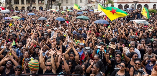 28.mar.2017 - Multidão se manifesta em apoio à greve geral em Caiena, Guiana Francesa - jody amiet/AFP