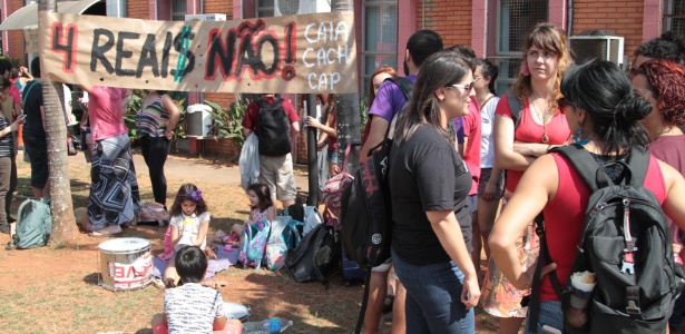 Estudantes e servidores da Unicamp protestam contra medidas anunciadas pela reitoria para contenção de despesas e que estão em votação no Conselho Universitário (Consu) - DENNY CESARE/CÓDIGO19/ESTADÃO CONTEÚDO