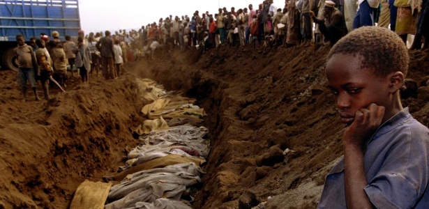 Menina de refugiados ruandeses olha para uma vala comum, onde dezenas de corpos foram colocados, vítimas genocídio por extremistas hutus - Corinne Dufka/AFP