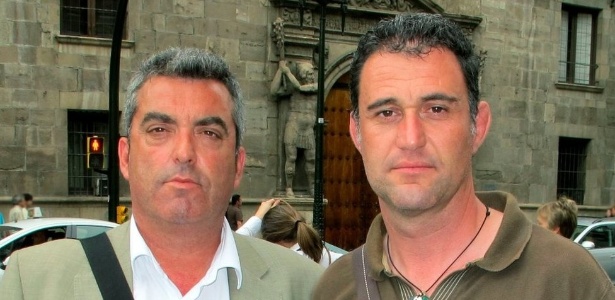 Antonio Barroso e Juan Luis Moreno descobriram que não foram os únicos roubados quando bebês e, desde 2011, tentam ajudar a encontrar os responsáveis pelo escândalo que abala a Espanha - BBC