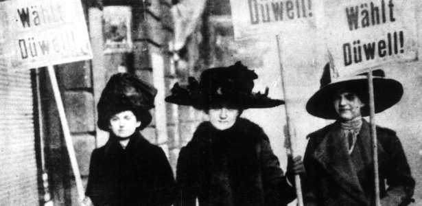 Mulheres alemãs apoiam candidato Bernhard Düwell em janeiro de 1919, pouco depois da conquista do sufrágio feminino - Friedrich Ebert Stiftung