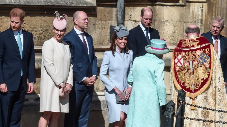 21.abr.2019 - Na Inglaterra, família real vai à celebração de Páscoa na capela de São Jorge. Na foto, a rainha Elizabeth e seus netos - Eamonn M. McCormack/REUTERS