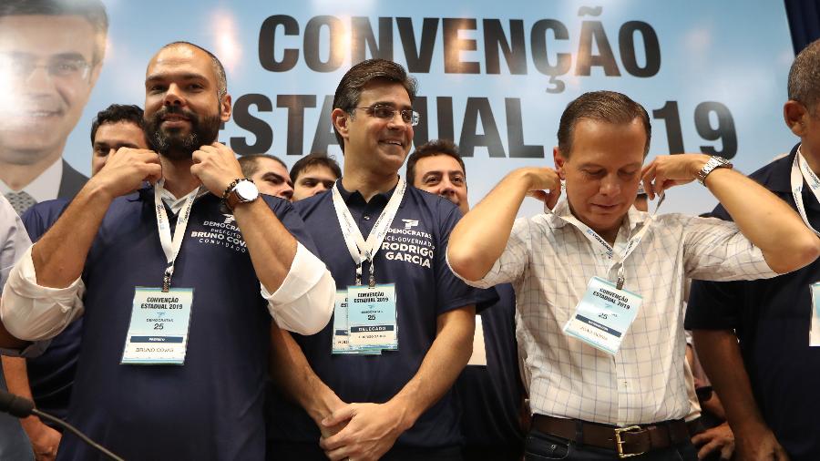 28.abr.2019 - Bruno Covas (à esq.), Rodrigo Garcia (centro) e João Doria na convenção estadual do DEM em SP - GABRIELA BILó/ESTADÃO CONTEÚDO