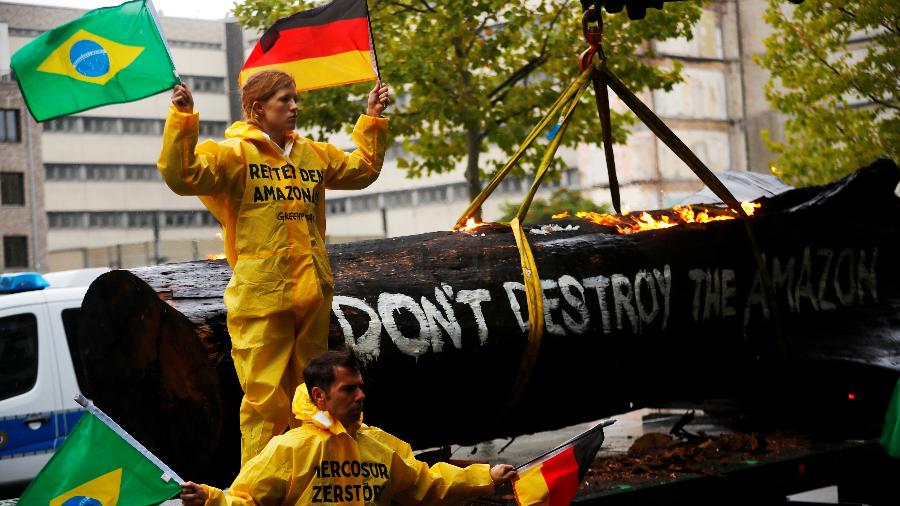 Ativistas do Greenpeace protestam em frente à sede da Confederação Alemã das Câmaras de Indústria e Comércio, em Berlim, durante visita de Ricardo Salles - Hannibal Hanschke/Reuters