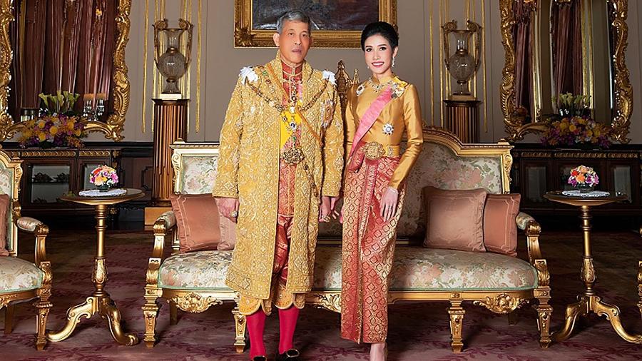 Rei da Tailândia, Rama X, ao lado da ex-consorte real Sineenat Wongvajirapakdi, uma de suas companheiras nos últimos anos - Casa Real da Tailândia/AFP