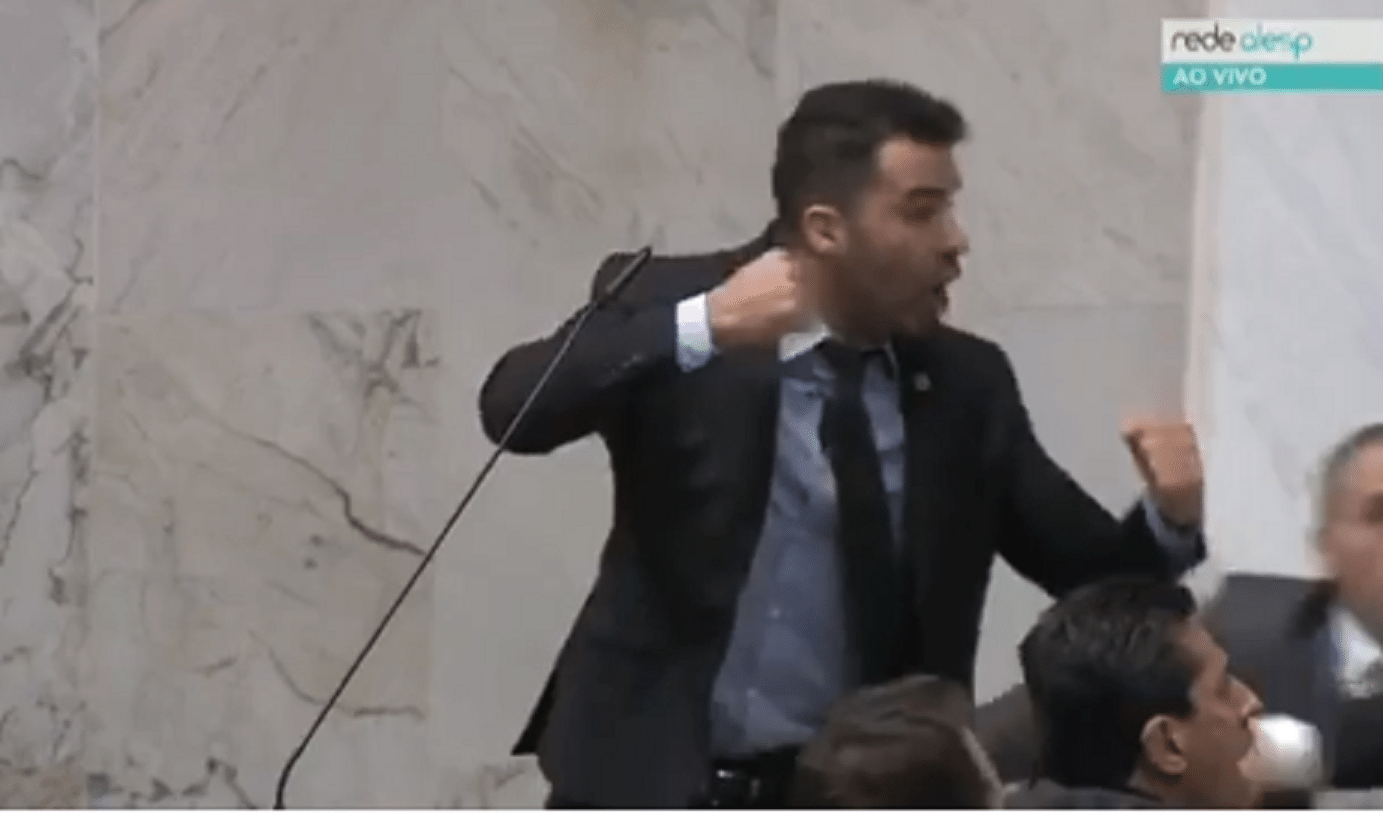 Resultado de imagem para Deputados partem para agressão e sessão termina em confusão em SP