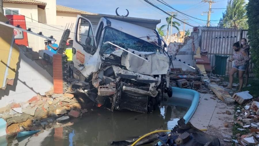 O acidente com o caminhão aconteceu na Alameda Praia de Guaratuba e deixou o trânsito lento na região - Divulgação/Transalvador