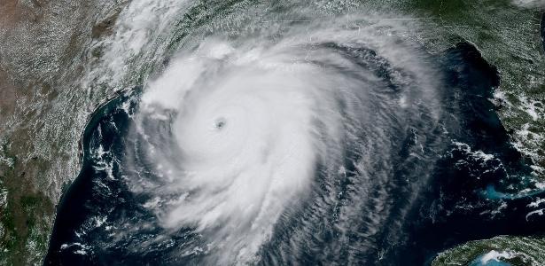 Furacão Laura atinge a costa da Louisiana, nos Estados Unidos - 27/08/2020  - UOL Notícias