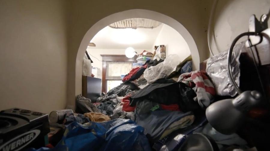 Acumuladora dos Estados Unidos remove toneladas de roupas e lixo de casa - Reprodução