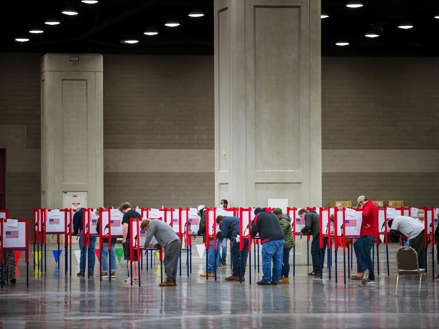 03 nov. 2020 - Eleitores votam no Kentucky Exposition Center, em Louisville, Kentuchy, EUA - Jon Cherry/Getty Images