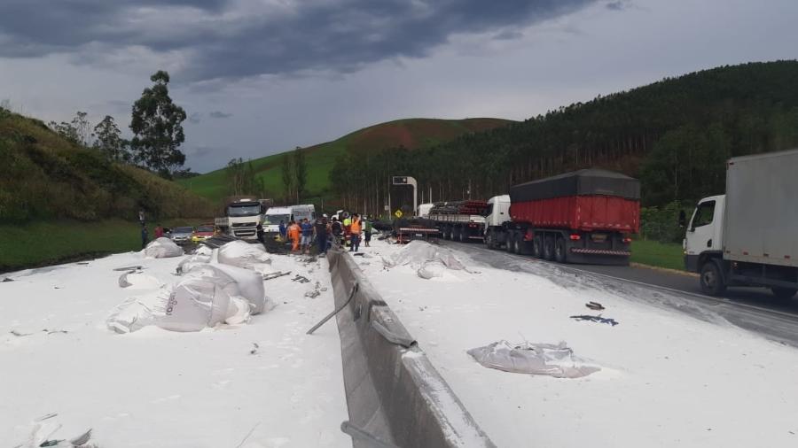 Uma carreta carregada de açúcar refinado capotou na BR-116 em Lavrinhas, no interior de São Paulo - Divulgação/Polícia Rodoviária Federal