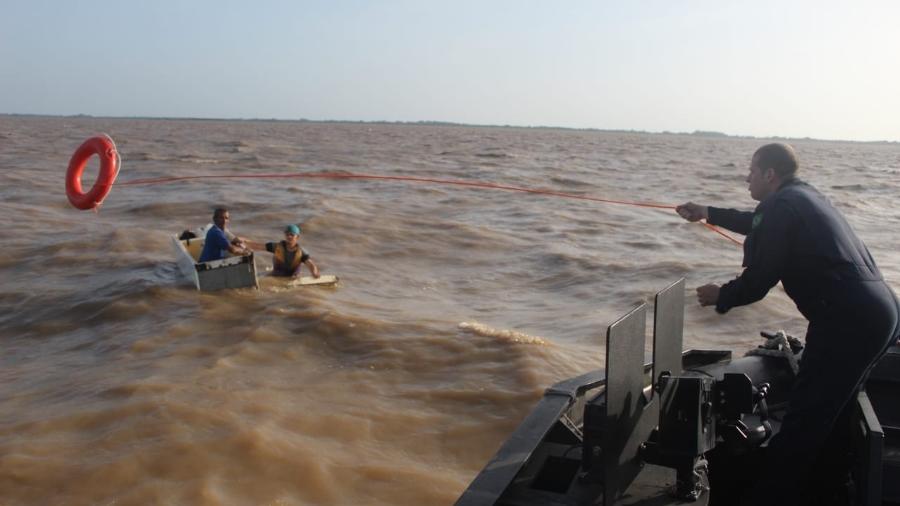 Homens são resgatados após naufragarem e sobreviverem flutuando em geladeira - Divulgação/Marinha