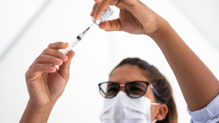 Quase um terço das cidades ficaram sem vacina para 2ª dose na última semana - GETTY IMAGES