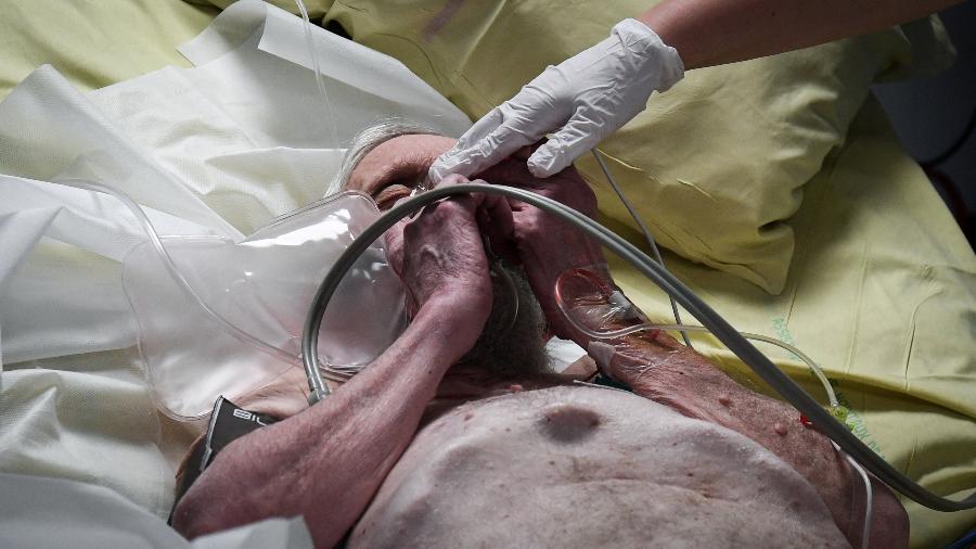 Paciente com covid em UTI de hospital francês - ALAIN JOCARD/AFP