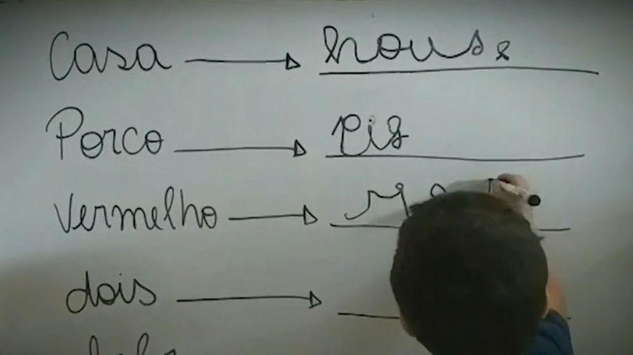 Menino de 3 anos escreve palavras em inglês no quadro - Reprodução/Rede Amazônica