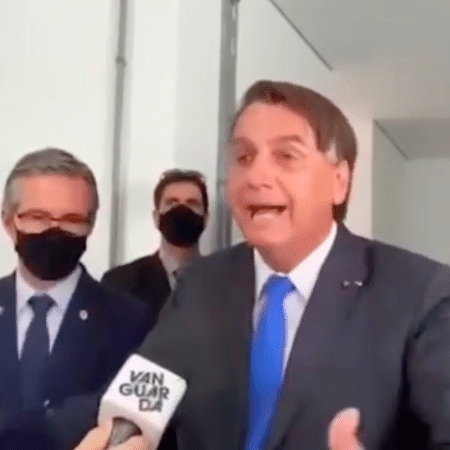 Jair Bolsonaro manda repórter da Globo em Guaratinguetá (SP) calar a boca - reprodução G1