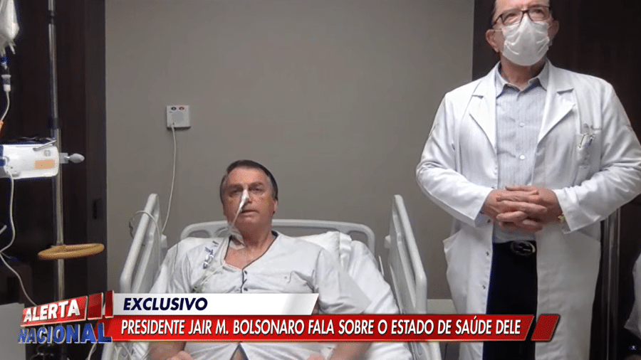 "De ontem para hoje evoluí, então a chance de cirurgia está bem afastada", disse Bolsonaro do hospital - Reprodução/YouTube