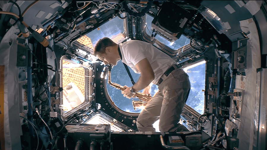 O astronauta Thomas Pesquet tocou saxofone na ISS durante a cerimônia de encerramento das Olimpíadas de Tóquio - Reprodução/Comitê Olímpico Internacional