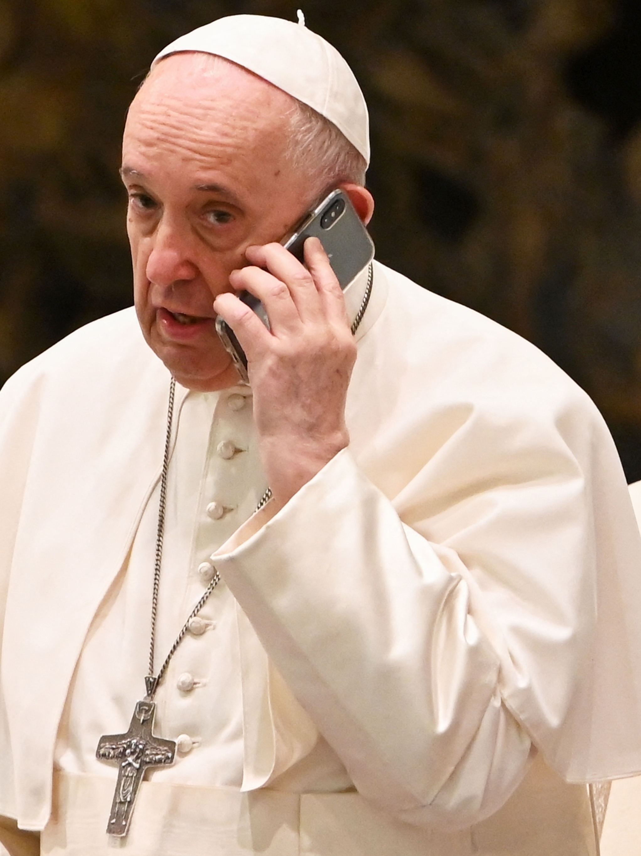 Papa Francisco rompe protocolo e atende celular durante audiência