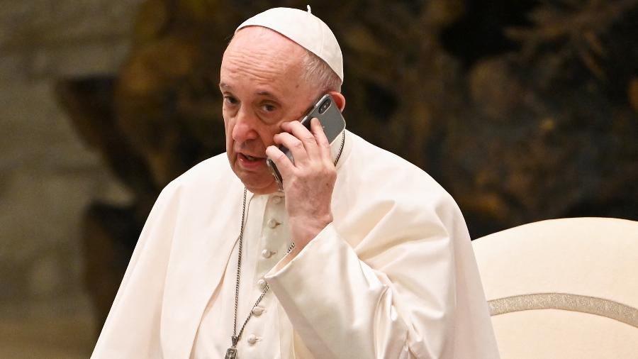 Arquivo - O papa Francisco fala ao telefone durante sua audiência geral semanal, no Vaticano - Andreas Solaro/AFP