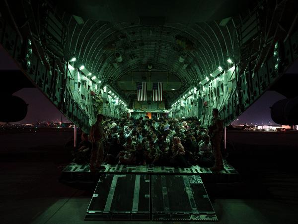 21.ago.2021 - Tripulação da Força Aérea dos EUA auxilia evacuados qualificados a bordo de uma aeronave em apoio à evacuação do Afeganistão no Aeroporto Internacional Hamid Karzai, Cabul, Afeganistão - Taylor Crul/Força Aérea dos EUA/ AFP